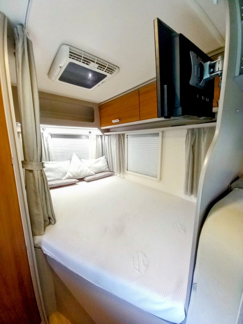 Rimor Hygge 12 Plus cama y TV