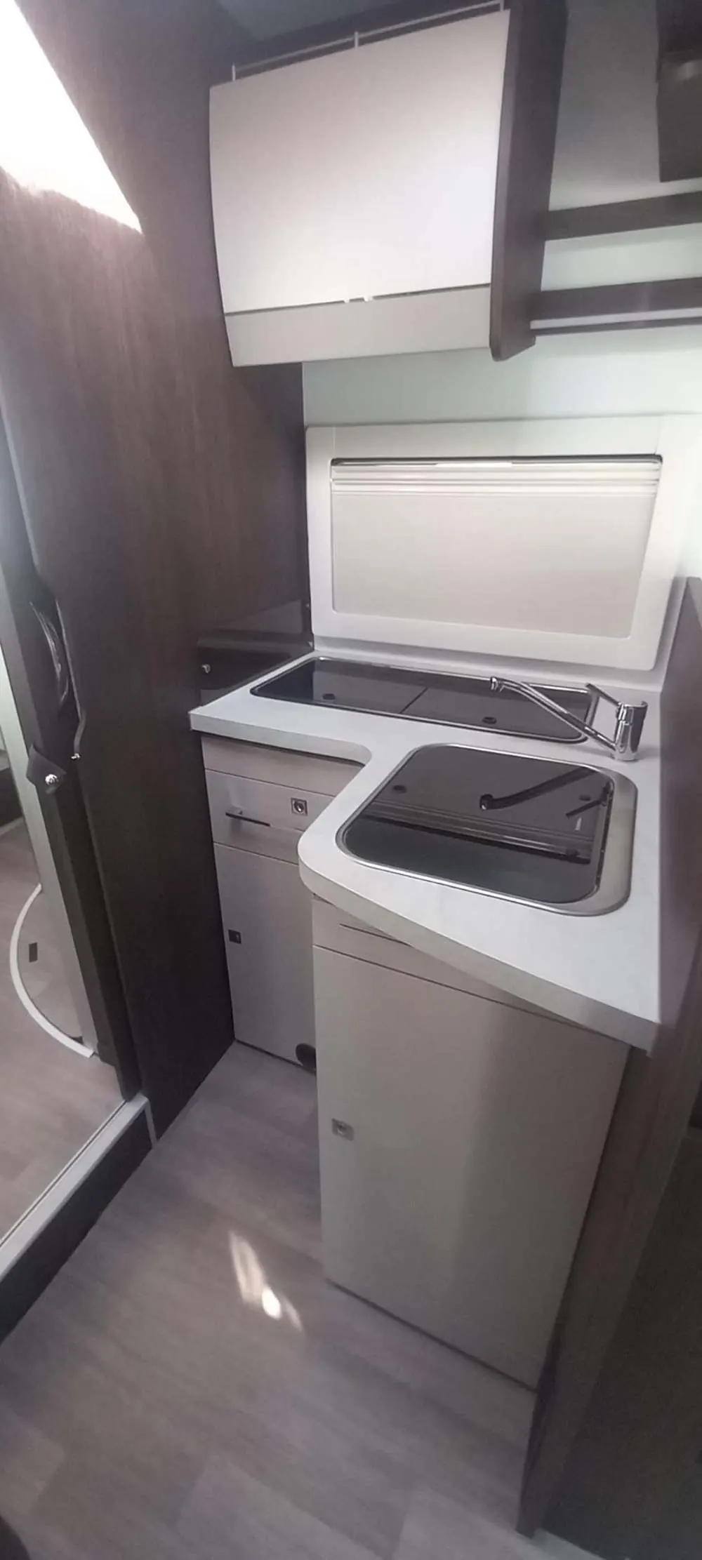 Cocina equipada de una autocaravana Eli'skaravan